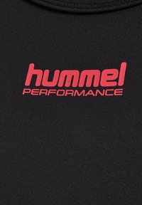 Svart idrottströja med en framträdande röd "hummel"-logotyp och "PERFORMANCE" under, slät tyg och broderad kragdetalj.