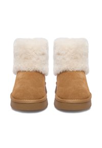 Hnedé semišové členkové topánky s bielym umelým kožúškom na zvršku, plochou podrážkou a zaoblenou špičkou, s jednoduchým dizajnom a hladkou textúrou.
