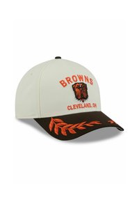 Cleveland Browns Mütze mit einer hellbeigen Krone, orangefarbenen Stickereien und einem braunen Schirm mit orangefarbenen Blattmusterdetails.