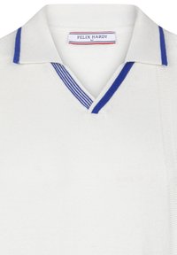 Biała dzianinowa koszulka polo z niebieskimi paskami na kołnierzu i dekolcie w kształcie litery V, z metką marki Felix Hardy na karku.