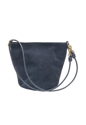 Ciemnoniebieska zamszowa torba typu bucket z cienkim, regulowanym paskiem na ramię i złotym zapięciem na białym tle.