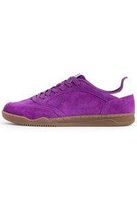 Sneakers bassi in suede viola con suola in gomma marrone, caratterizzati da un cappuccio liscio, lacci arrotondati e accentuazioni bianche sul tallone.