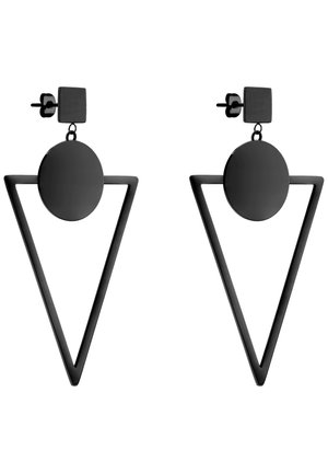 Czarne geometryczne kolczyki wiszące z kwadratowymi sztyftami, okrągłymi łącznikami i dużymi otwartymi trójkątnymi ramkami zawieszonymi poniżej.