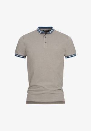 Polo bej cu un guler cu două butoane, guler și manșete dungi contrastante de albastru și bleumarin, și detalii subtile ale logo-ului.