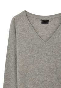Grauer Kaschmirmix-Pullover mit V-Ausschnitt, langen Ärmeln und einer weichen, leicht strukturierten Oberfläche. Etikett innen sichtbar.
