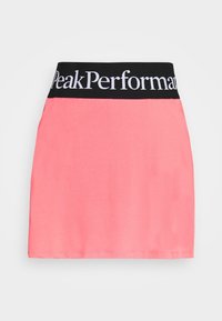 Vaaleanpunainen urheiluhame mustalla vyötärönauhalla, jossa on valkoista "PeakPerformance"-tekstiä. Suora rakenne, polvipituisuus, yksinkertainen muotoilu.