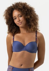 Polstrovaná modro-námořnická podprsenka s květinovým vyšívaným ramínkem. Hladká tkanina s kosticemi a bezešvý design pro klasický siluetu.