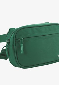 Grønn nylon midjeveske med ett hovedrom og en frontlomme, med matchende glidelåser og teksturerte dragrom. Glatt overflate.