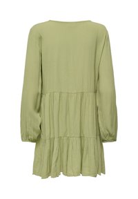Robe verte claire à manches longues avec une jupe à volants froncée et des poignets élastiques, vue de dos sur fond blanc.