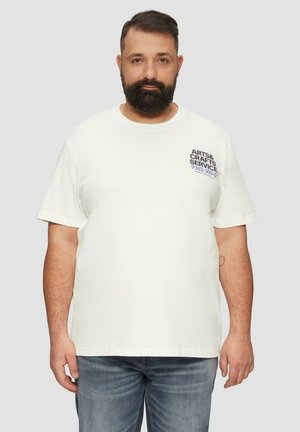 Witte katoenen t-shirt met korte mouwen, ronde hals en een graphic tekst aan de voorkant in blauw en zwart. Draagt met lichtblauwe jeans.