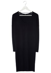 Robe noire à manches longues avec un décolleté plongeant et une silhouette droite. Fabriquée dans un tissu lisse ; design minimaliste sans motifs ni embellissements.