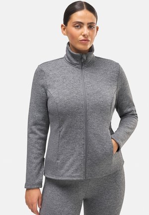 Chaqueta gris con cremallera, cuello alto, mangas largas y bolsillos laterales. La tela tiene una apariencia suave y texturizada con un diseño ajustado.