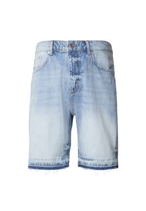 Shorts in denim azzurro chiaro con un design sbiadito, caratterizzati da un orlo grezzo, stile a cinque tasche e chiusura con bottone metallico.