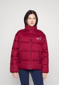 Tommy Jeans - SIGNATURE MODERN PUFFER - Téli dzseki - deep rouge Miniatűr kép 1