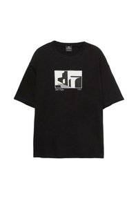 Sort bomulds t-shirt med rund hals. Har et hvidt grafikdesign med teksten "After Night NYC" i et rektangulært print.