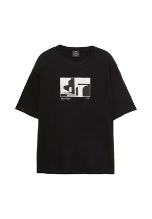 Czarna bawełniana koszulka z okrągłym dekoltem. Posiada białą grafikę z napisem "After Night NYC" w prostokątnym nadruku.