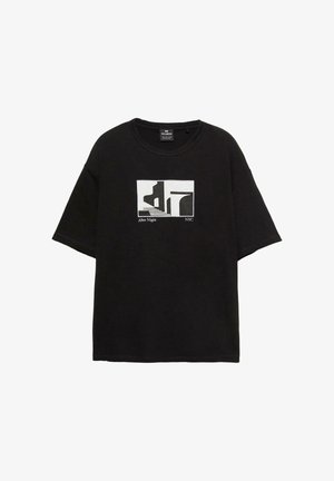 T-shirt nera in cotone con collo rotondo. Presenta un design grafico bianco con il testo "After Night NYC" stampato in forma rettangolare.