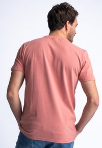 Petrol Industries MARINER - Camiseta estampada - red brick