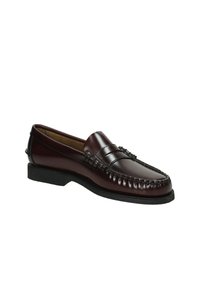 Mocassino in pelle marrone con finitura liscia, cuciture dettagliate lungo la cucitura e un tacco leggermente rialzato. Design classico adatto per abbigliamento formale.