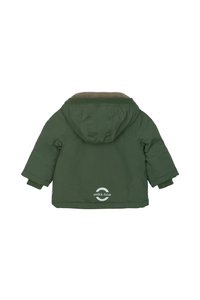 Chaqueta acolchada verde con capucha, que presenta un suave forro interior, puños elásticos y un detalle de logo en la parte posterior. Diseño ligero y aislante.