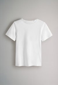 Wit katoenen T-shirt met een ronde hals en korte mouwen. Gladde textuur, rechte zoom, zonder zichtbare patronen of afbeeldingen.