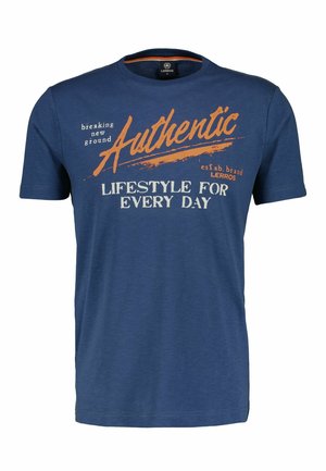 T-shirt bleu à manches courtes avec un texte orange et blanc indiquant "Authentic", "breaking new ground" et "Lifestyle for every day".