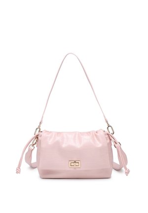 Sac à main en cuir synthétique effet croco rose doux avec haut froncé, fermoir rectangulaire doré, bandoulière ajustable et détails noués sur les côtés.