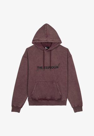 Felpa color bordeaux con cappuccio regolabile, tasca frontale e design in testo nero. Realizzata in tessuto morbido con una texture leggermente consumata.