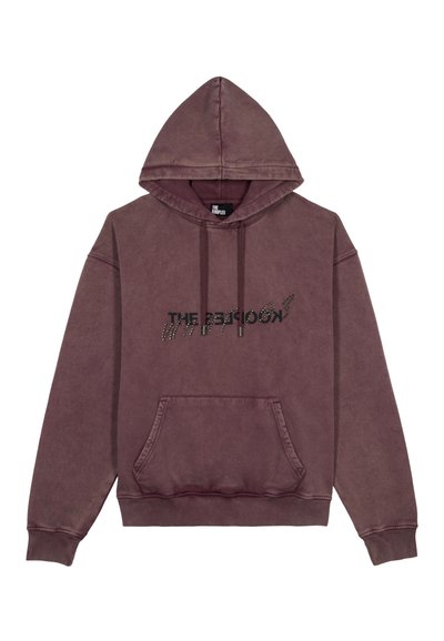 Bordeauxkleurige hoodie met een verstelbare capuchon, een voorzak en een zwarte tekstontwerp. Gemaakt van zachte stof met een iets versleten textuur.