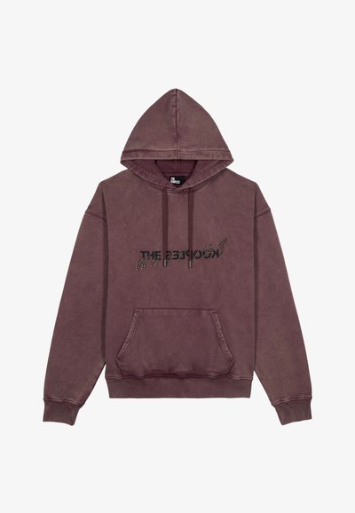 Bordeauxkleurige hoodie met een verstelbare capuchon, een voorzak en een zwarte tekstontwerp. Gemaakt van zachte stof met een iets versleten textuur.