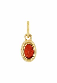 Ciondolo ovale in tono dorato con una pietra rossa sfaccettata incastonata in una cornice liscia, dotato di un anello per il fissaggio. Superficie liscia, finitura riflettente.