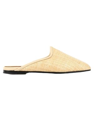 Mule tissée beige à bout pointu avec semelle noire basse et dos ouvert pour un enfilage facile.