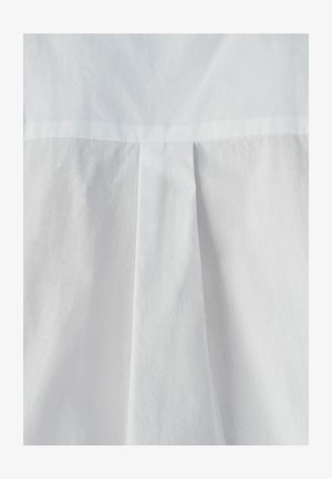 Hvidt stof med en glat, let tekstureret overflade og en midterfold, der viser et rent, minimalistisk design.