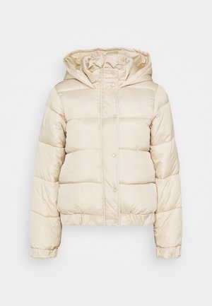 Veste matelassée de couleur crème avec couture horizontale en forme de losanges, fermeture par boutons-pression à l'avant, manches longues et capuche attachée.