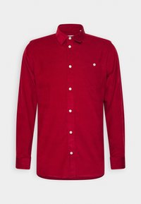 Czerwona koszula z sztruksu z długim rękawem, z ostrym kołnierzykiem, guzikami z przodu oraz pojedynczą kieszenią na piersi, charakteryzująca się gładką teksturą i delikatnym połyskiem.