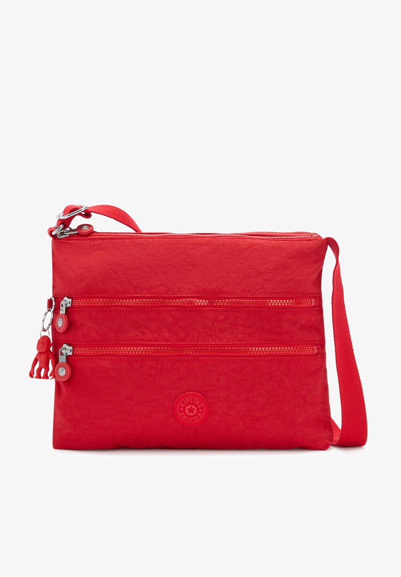 Červená, obdélníková crossbody taška se dvěma zipovými kapsami, textilní materiál, strukturovaný povrch, nastavitelné ucho a detail s logem.