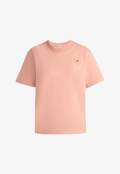 Helles rosa Baumwoll-T-Shirt mit kurzen Ärmeln, einem Rundhalsausschnitt und einem kleinen, runden Logo in einem dunkleren Farbton auf der linken Brustseite.