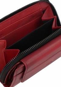 Portafoglio in pelle rossa con chiusura a zip, dotato di pi�ù scomparti per carte e un morbido interno nero. L'esterno è liscio con hardware minimale.