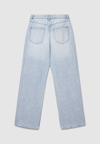 Jean en denim bleu clair, coupe large, taille haute, avec deux poches arrière et des détails de couture minimalistes. Texture lisse et finition uniforme.