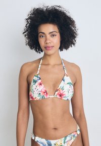 Set bikini floreale con top triangolare dotato di spalline regolabili, fodera bianca e un slip coordinato con dettagli laterali e colori vivaci.