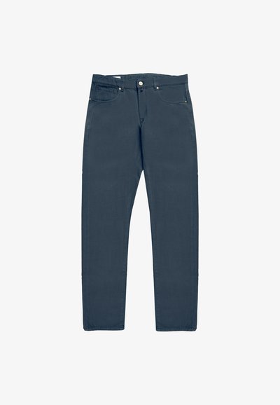 Donkerblauwe katoenen broeken met een klassiek vijf-pocket ontwerp, sluiting met een knoop aan de voorkant en rechte pijpen. Soepele textuur met minimale details.
