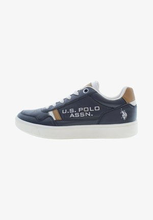 Zapatilla de U.S. Polo Assn. en azul marino y blanco con detalles en color tostado, cordones blancos y logo de la marca en el lateral y el talón.