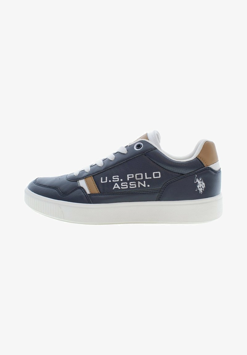 Baskets bleu marine et blanches de U.S. Polo Assn. avec détails couleur tan, lacets blancs, et logo de la marque sur le côté et le talon.