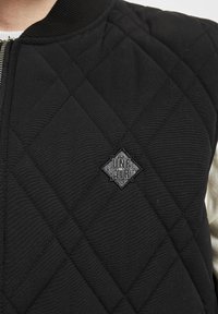 UNFAIR ATHLETICS HERREN UNFAIR ATHLETICS QUILTED MOSAIC VEST - Dūnu jaka - black