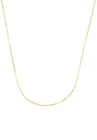 Naszyjnik z łańcuszka pokrytego złotem, charakteryzujący się płaskim, prostokątnym wzorem ogniw; gładką fakturą; oraz prostą, elegancką sylwetką.