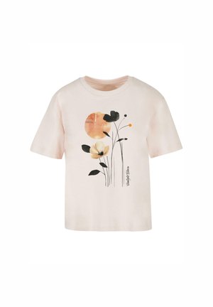 Jasnoróżowa bawełniana koszulka z okrągłym dekoltem, z graficznym wzorem kwiatowym w kolorze czarnym, białym i pomarańczowym. Luźny krój, krótkie rękawy.