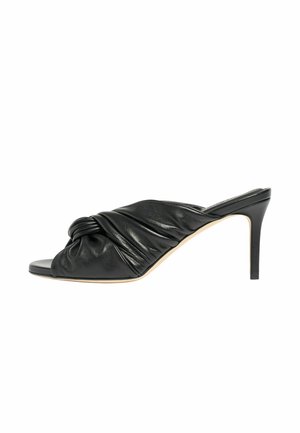 Schwarzer, offener Ledermule mit verknotetem Obermaterial und schlankem hohen Absatz, in Seitenansicht vor weißem Hintergrund gezeigt.