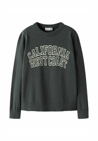 Tamnozeleni pulover s okruglim izrezom na vrat s natpisom "CALIFORNIA WEST COAST" u krem boji, s rebrastim rukavima i rubom. Glatka tekstura.