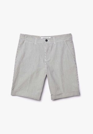 Maßgeschneiderte Herren-Shorts mit dünnen vertikalen schwarzen und weißen Streifen, vorn mit Knopf, Gürtelschlaufen und Seitentaschen, flach auf einem weißen Hintergrund liegend.
