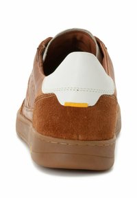 Bruine leren en suède sneakers met een gestructureerde tan hiel en een witte accent aan de achterkant. Bevat een gele detail nabij de zool. Glad afwerking.
